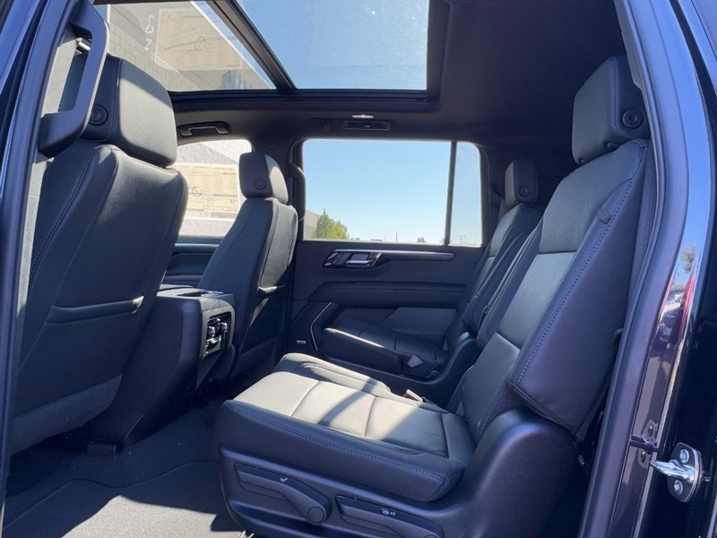 Chevrolet Suburban Vehicle Image 07