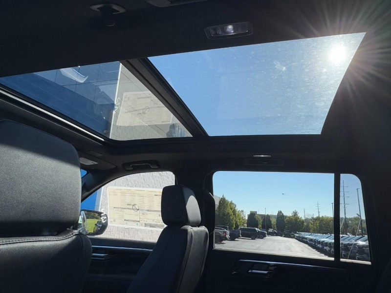 Chevrolet Suburban Vehicle Image 08