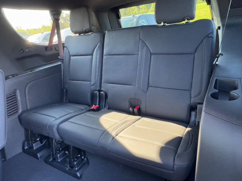 Chevrolet Suburban Vehicle Image 09