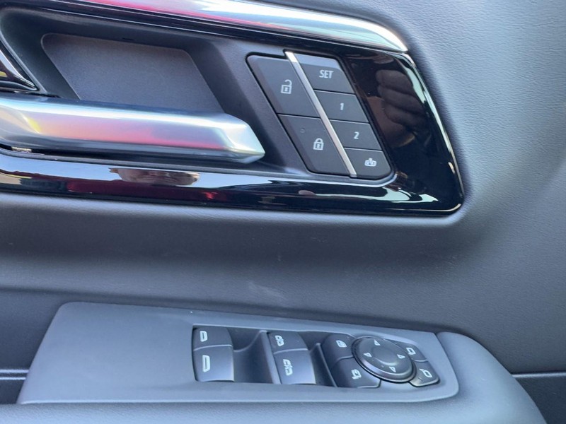 Chevrolet Suburban Vehicle Image 11