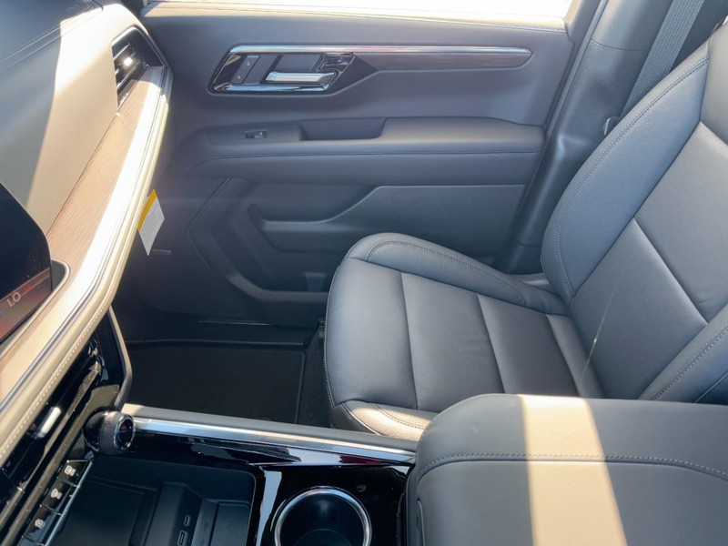 Chevrolet Suburban Vehicle Image 12