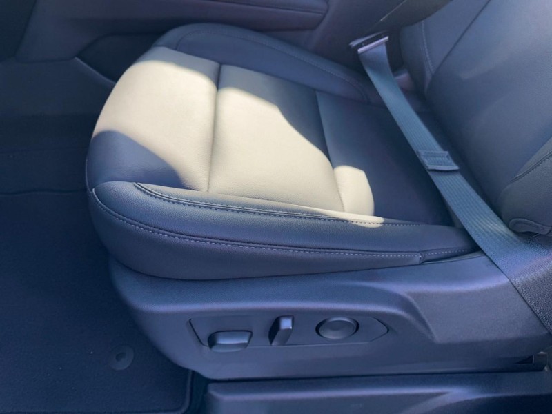 Chevrolet Suburban Vehicle Image 13