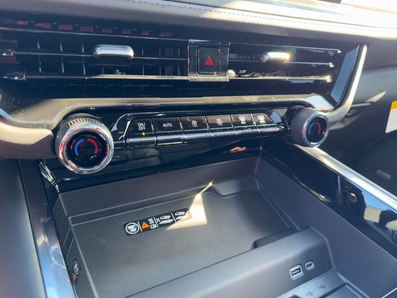 Chevrolet Suburban Vehicle Image 16