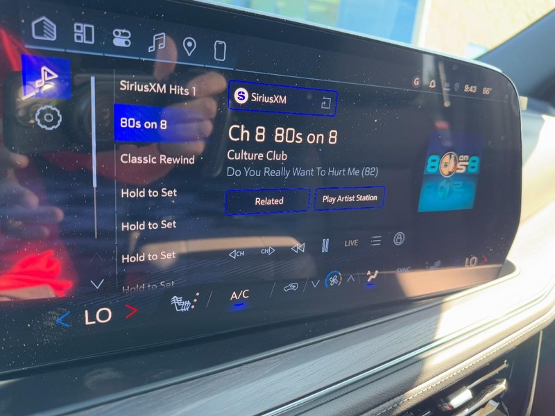 Chevrolet Suburban Vehicle Image 17