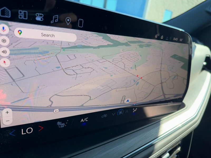 Chevrolet Suburban Vehicle Image 18