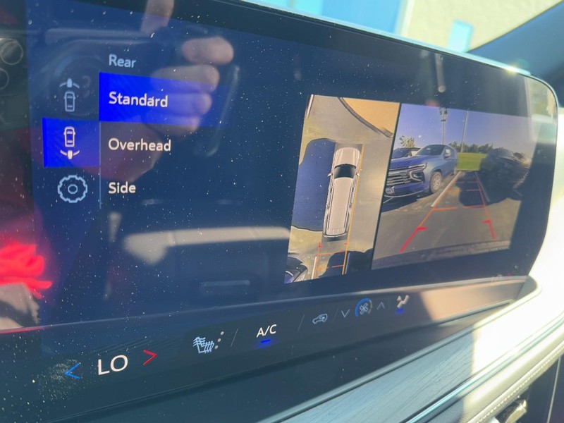 Chevrolet Suburban Vehicle Image 19