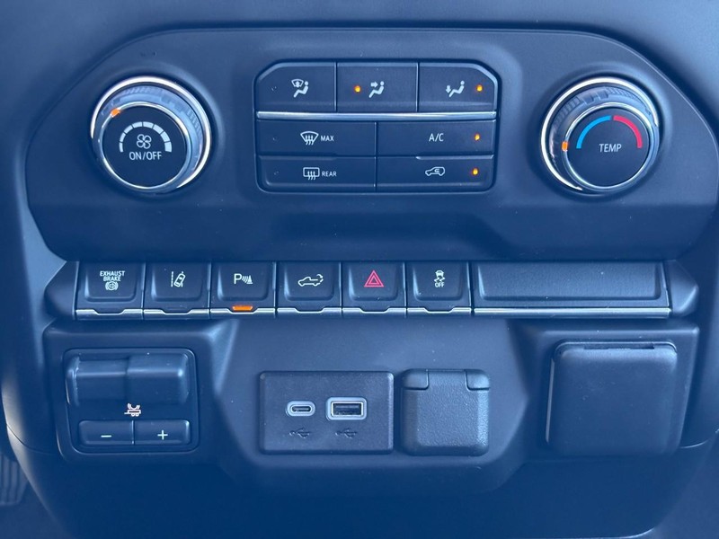 Chevrolet Silverado 2500HD Vehicle Image 14