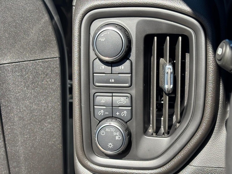 Chevrolet Silverado 2500HD Vehicle Image 16