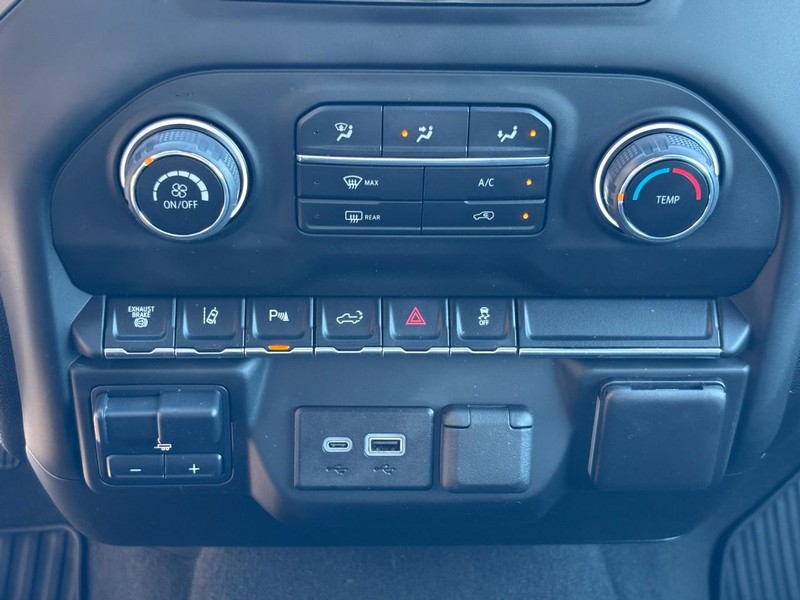 Chevrolet Silverado 2500HD Vehicle Image 21