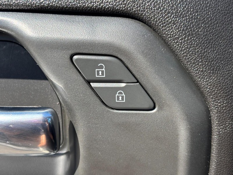 Chevrolet Silverado 2500HD Vehicle Image 23