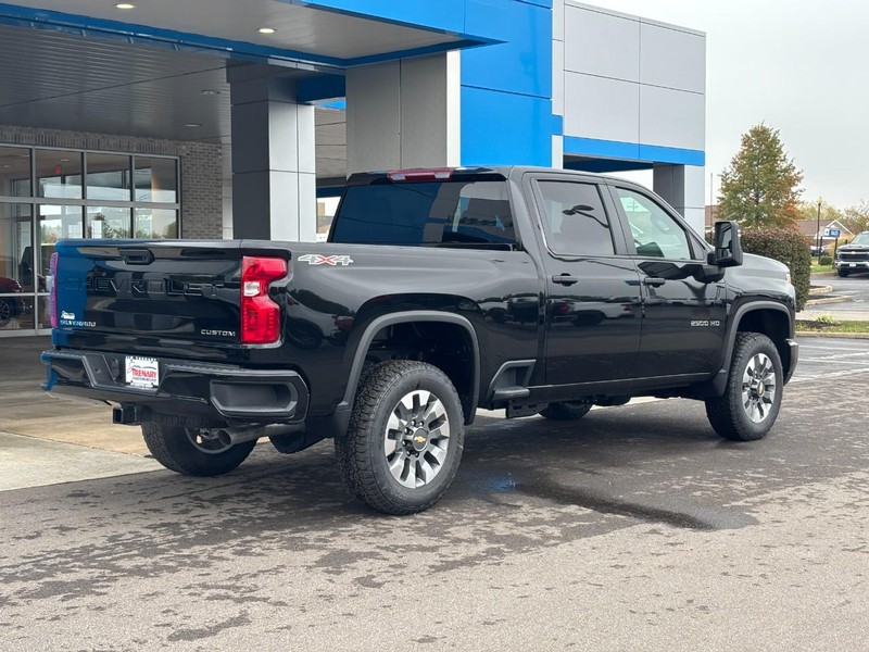 Chevrolet Silverado 2500HD Vehicle Image 03