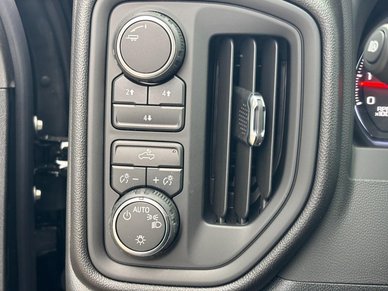 Chevrolet Silverado 2500HD Vehicle Image 12