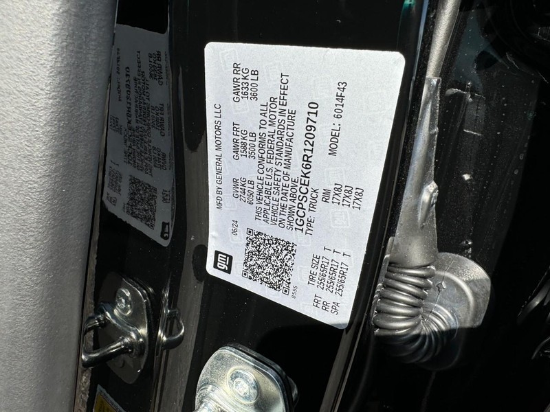 Chevrolet Colorado Vehicle Full-screen Gallery Image 16