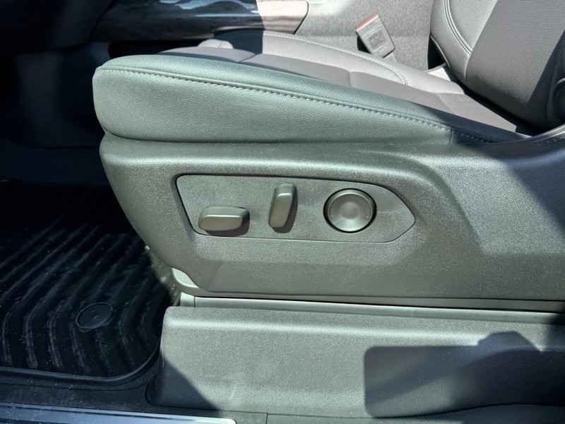 Chevrolet Silverado 2500HD Vehicle Full-screen Gallery Image 10