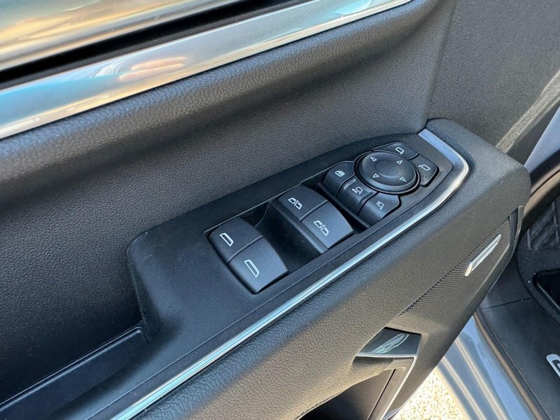 Chevrolet Silverado 2500HD Vehicle Full-screen Gallery Image 11