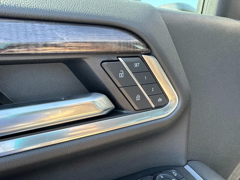 Chevrolet Silverado 2500HD Vehicle Full-screen Gallery Image 12