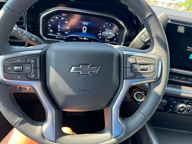 Chevrolet Silverado 2500HD Vehicle Full-screen Gallery Image 13