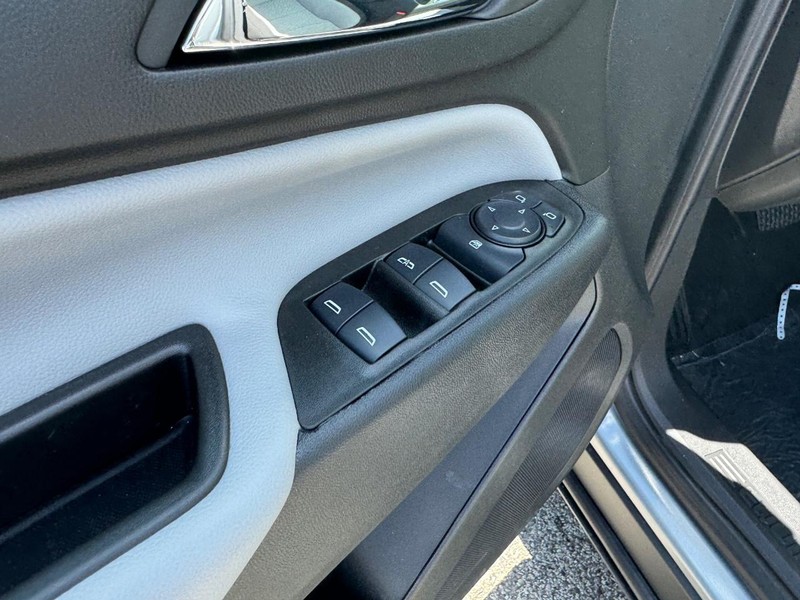 Chevrolet Equinox Vehicle Full-screen Gallery Image 11