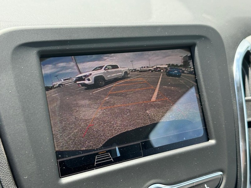 Chevrolet Equinox Vehicle Full-screen Gallery Image 15