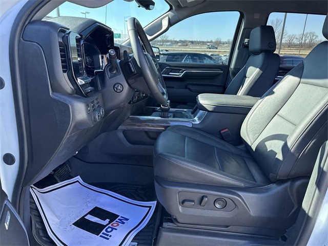 Chevrolet Silverado 1500 Vehicle Full-screen Gallery Image 18