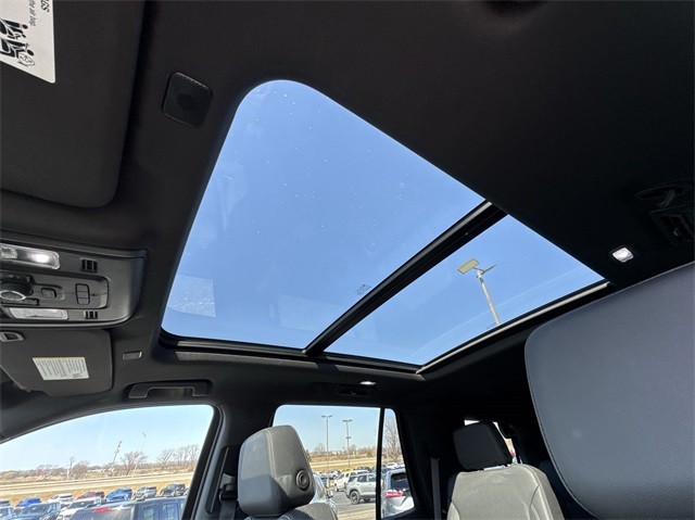 Chevrolet Tahoe Vehicle Full-screen Gallery Image 18