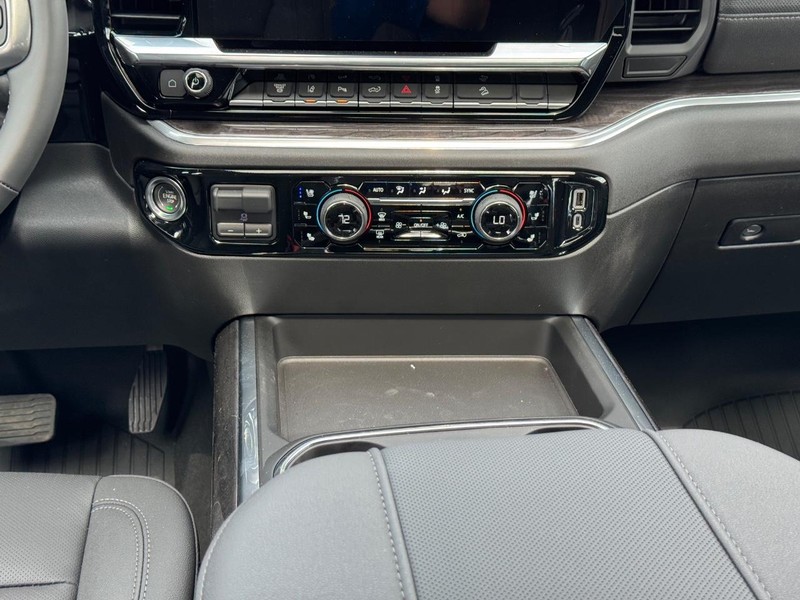 Chevrolet Silverado 2500HD Vehicle Full-screen Gallery Image 10