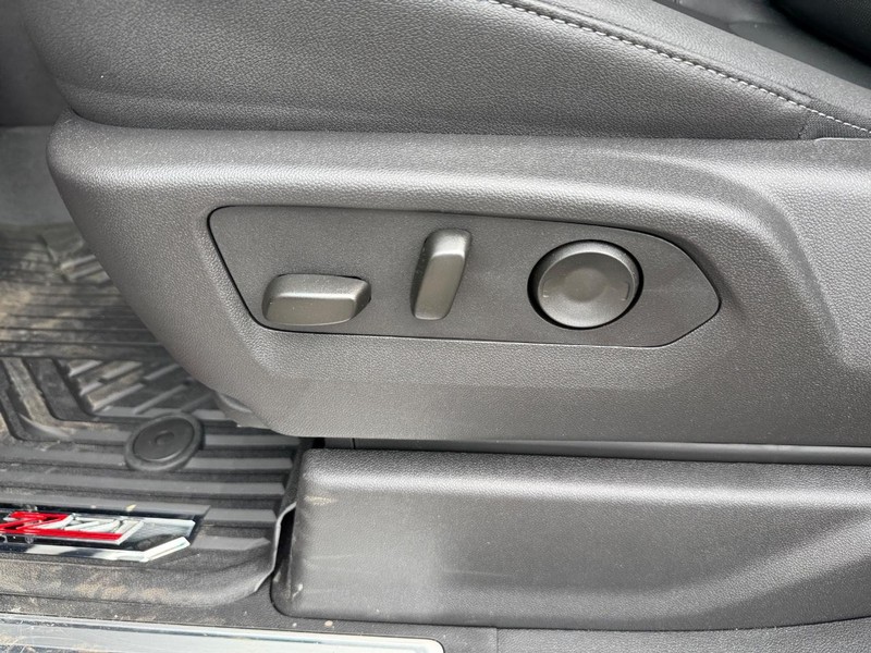 Chevrolet Silverado 2500HD Vehicle Full-screen Gallery Image 11