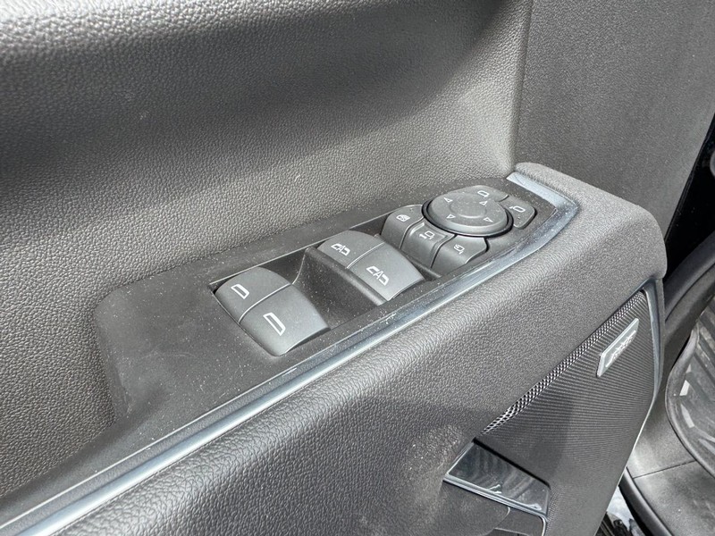 Chevrolet Silverado 2500HD Vehicle Full-screen Gallery Image 12