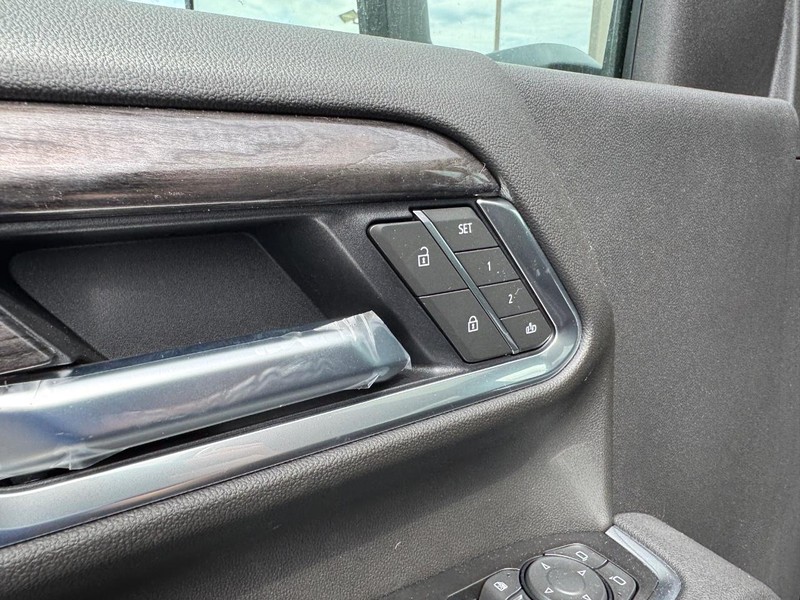 Chevrolet Silverado 2500HD Vehicle Full-screen Gallery Image 13