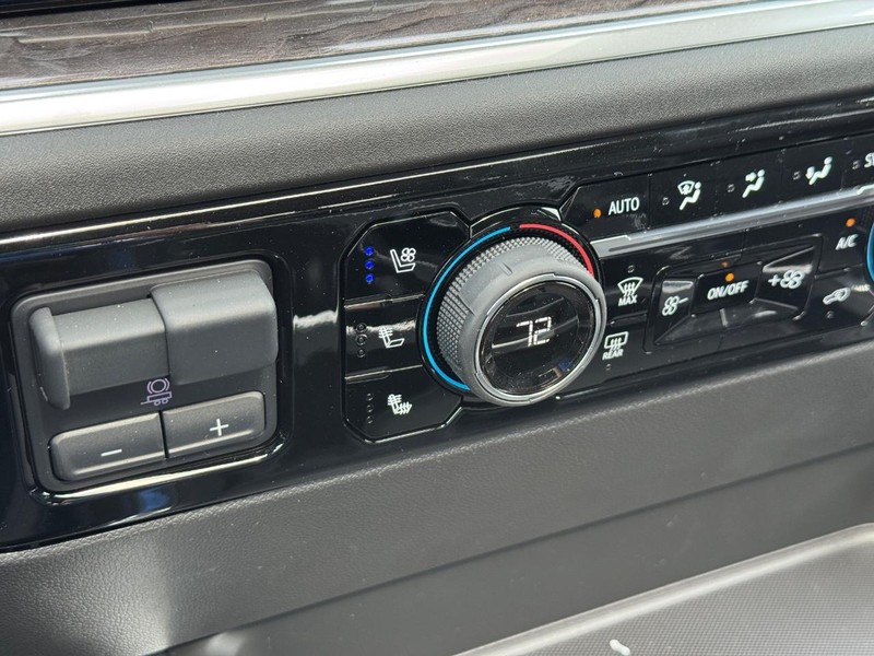 Chevrolet Silverado 2500HD Vehicle Full-screen Gallery Image 17