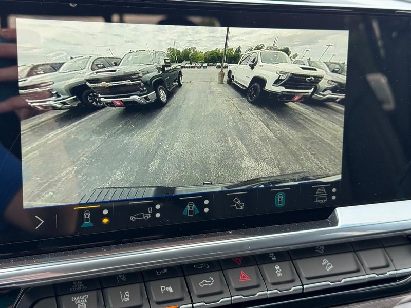 Chevrolet Silverado 2500HD Vehicle Full-screen Gallery Image 18