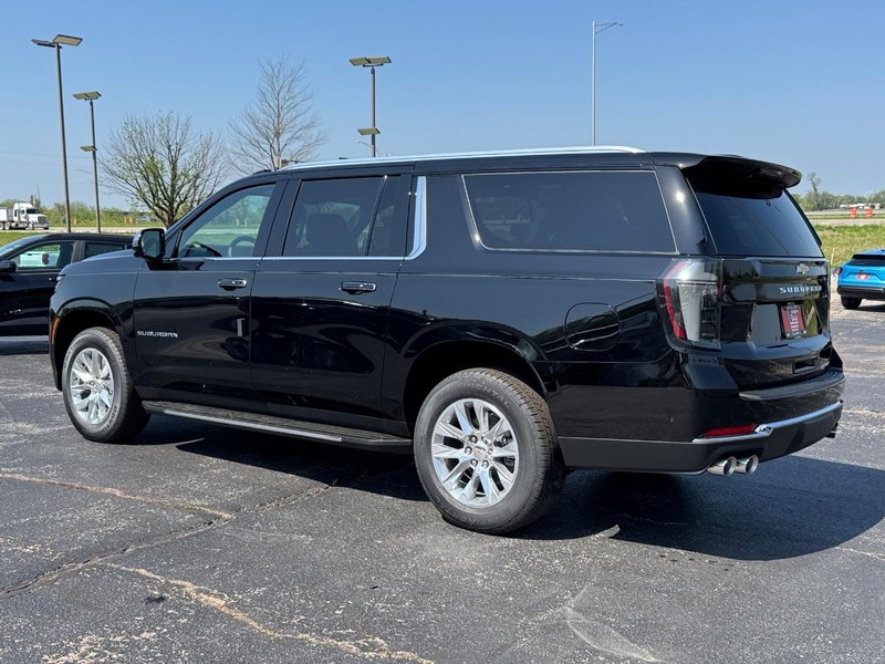 Chevrolet Suburban Vehicle Full-screen Gallery Image 3
