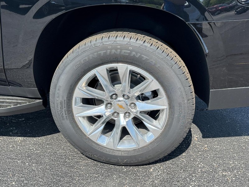 Chevrolet Suburban Vehicle Full-screen Gallery Image 4