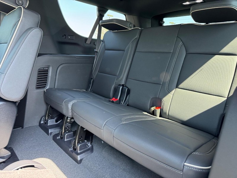 Chevrolet Suburban Vehicle Full-screen Gallery Image 5