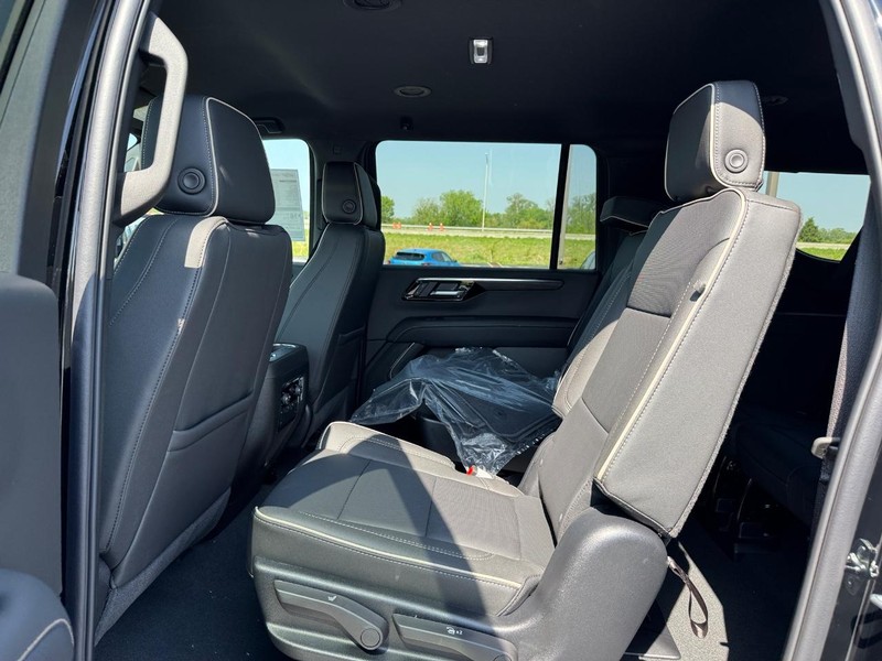 Chevrolet Suburban Vehicle Full-screen Gallery Image 6