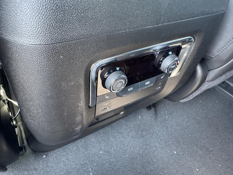 Chevrolet Suburban Vehicle Full-screen Gallery Image 7