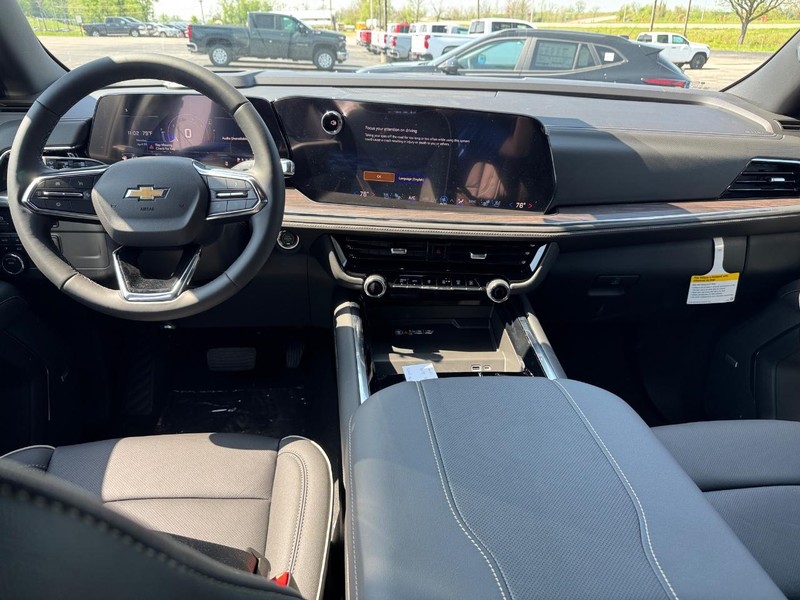 Chevrolet Suburban Vehicle Full-screen Gallery Image 8