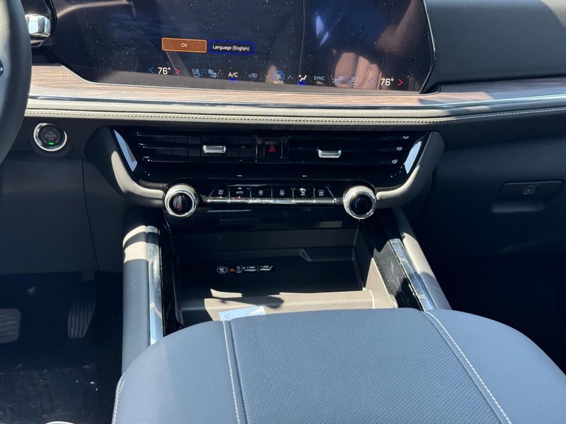 Chevrolet Suburban Vehicle Full-screen Gallery Image 11