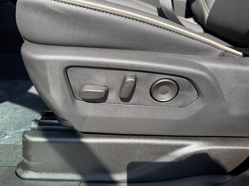 Chevrolet Suburban Vehicle Full-screen Gallery Image 12