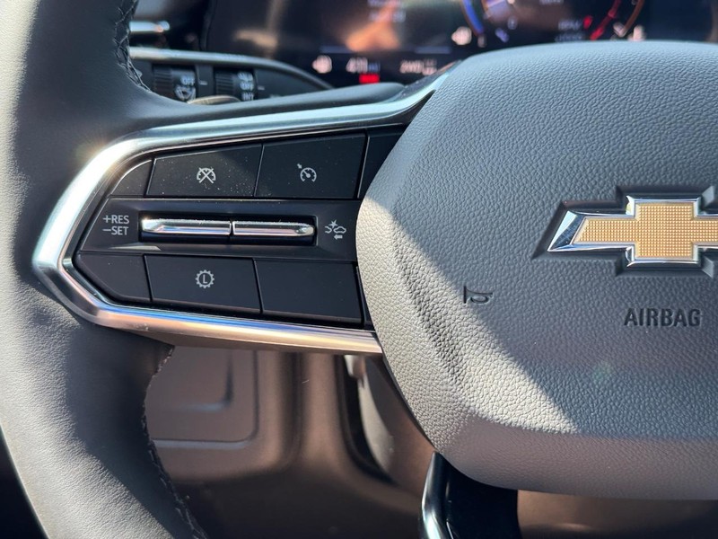 Chevrolet Suburban Vehicle Full-screen Gallery Image 16