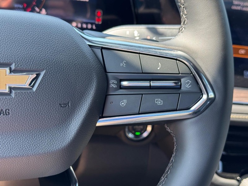 Chevrolet Suburban Vehicle Full-screen Gallery Image 17