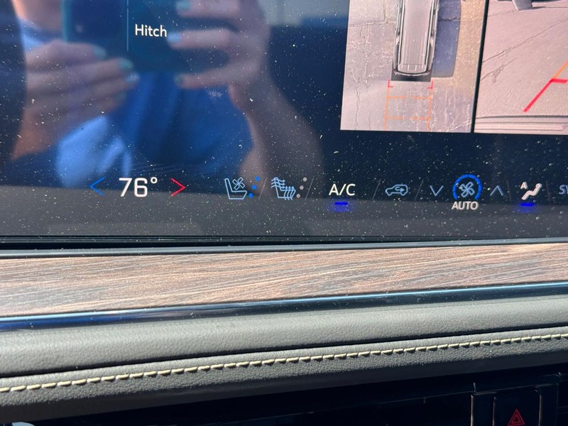 Chevrolet Suburban Vehicle Full-screen Gallery Image 18