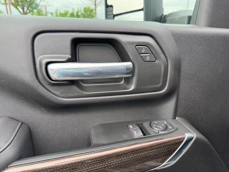 Chevrolet Silverado 2500HD Vehicle Full-screen Gallery Image 8