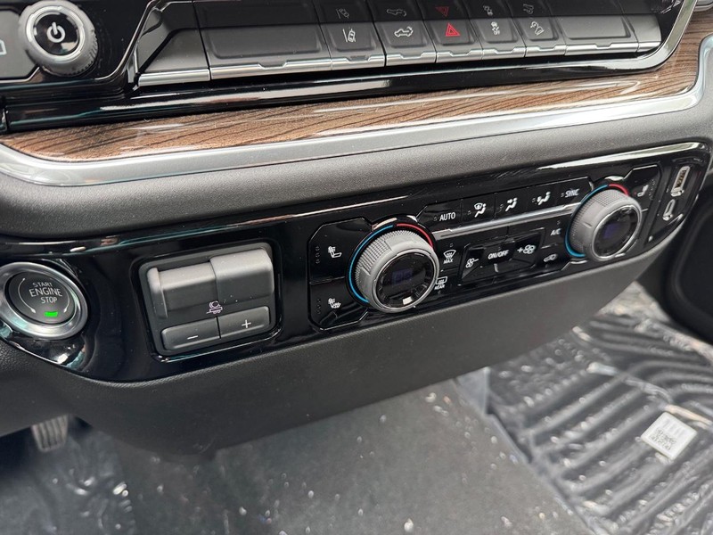 Chevrolet Silverado 2500HD Vehicle Full-screen Gallery Image 10