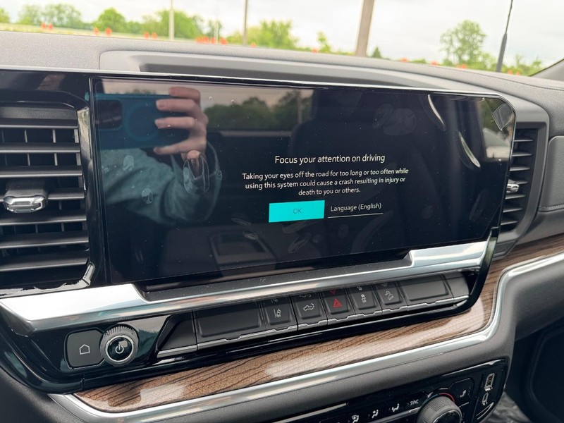 Chevrolet Silverado 2500HD Vehicle Full-screen Gallery Image 11