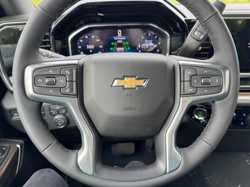 Chevrolet Silverado 2500HD Vehicle Full-screen Gallery Image 12