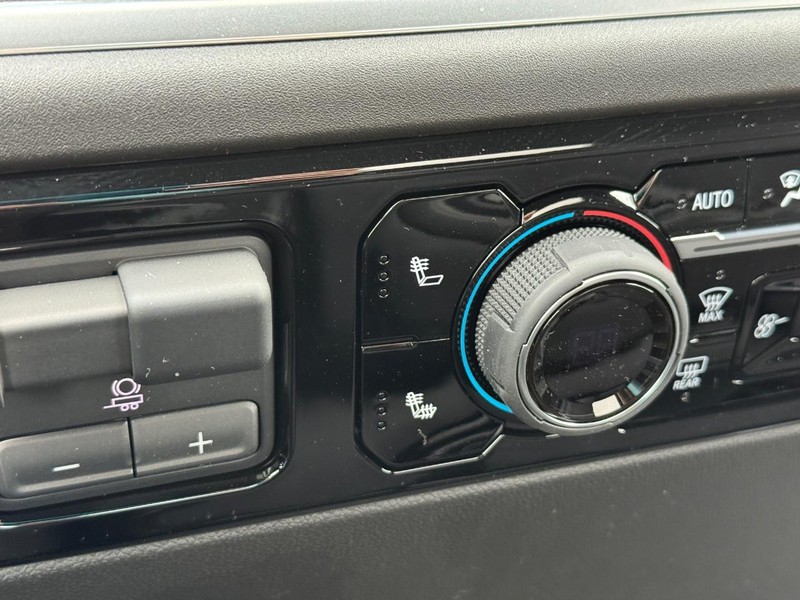 Chevrolet Silverado 2500HD Vehicle Full-screen Gallery Image 16