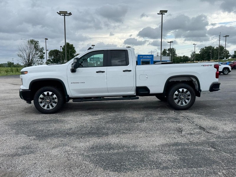 Chevrolet Silverado 2500HD Vehicle Full-screen Gallery Image 2