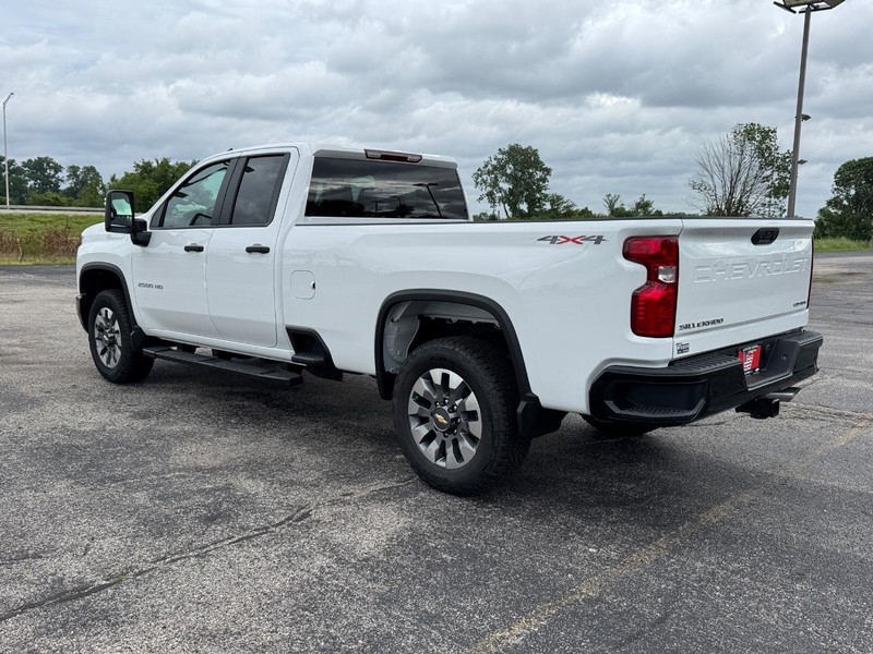 Chevrolet Silverado 2500HD Vehicle Full-screen Gallery Image 3