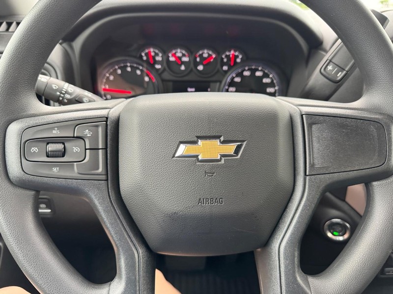 Chevrolet Silverado 2500HD Vehicle Full-screen Gallery Image 12